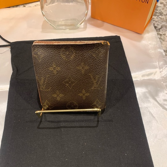 Louis Vuitton bifold monogram wallet - Picture 13 of 15